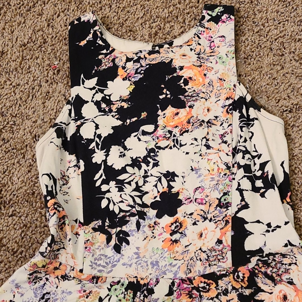 Like new floral sleeveless sundress - Picture 5 of 9